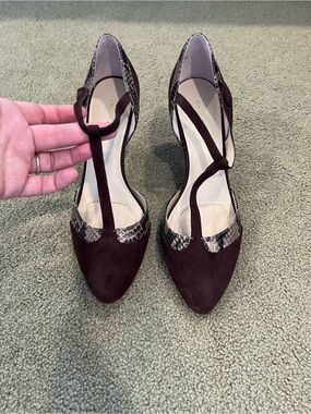 Jones New York Burgundy Suede T-Strap Pumps Snakeskin Trim Heels Size 7.5